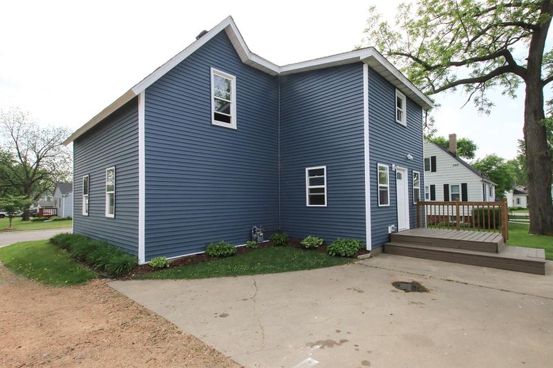 815 Baxter Ave N, Glencoe, MN 55336