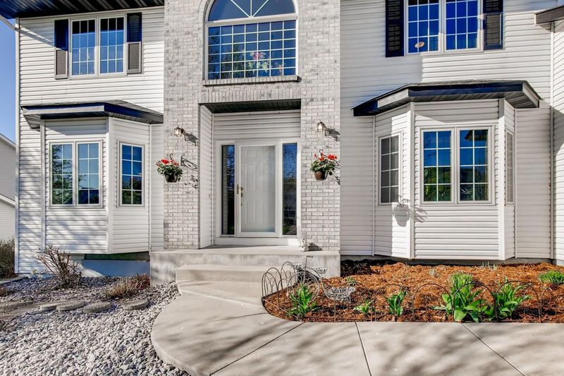 1896 White Oak Dr, Chaska, MN 55318