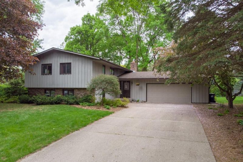917 Ivanhoe Dr, Northfield, MN 55057
