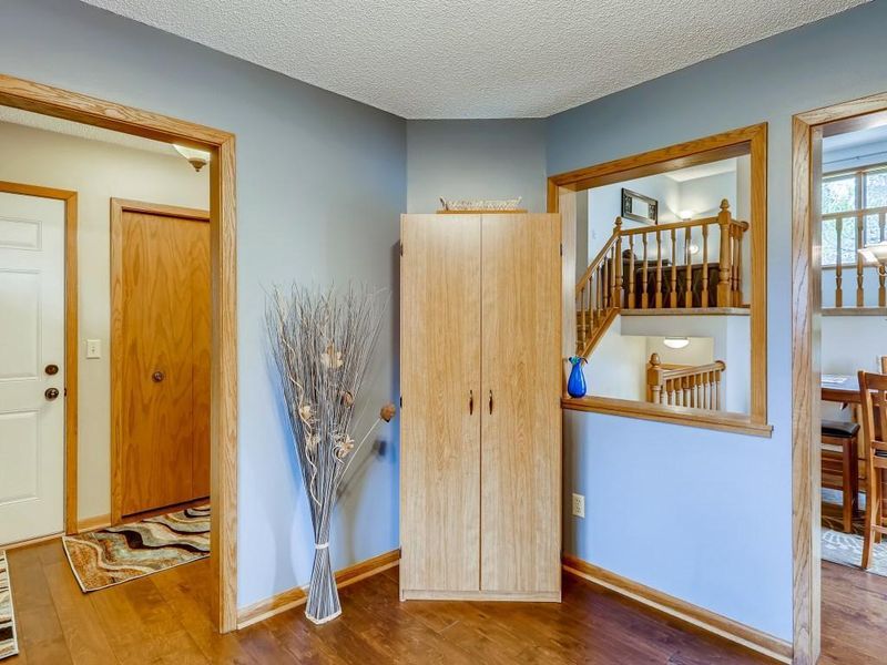 10634 Lee Dr, Eden Prairie, MN 55347