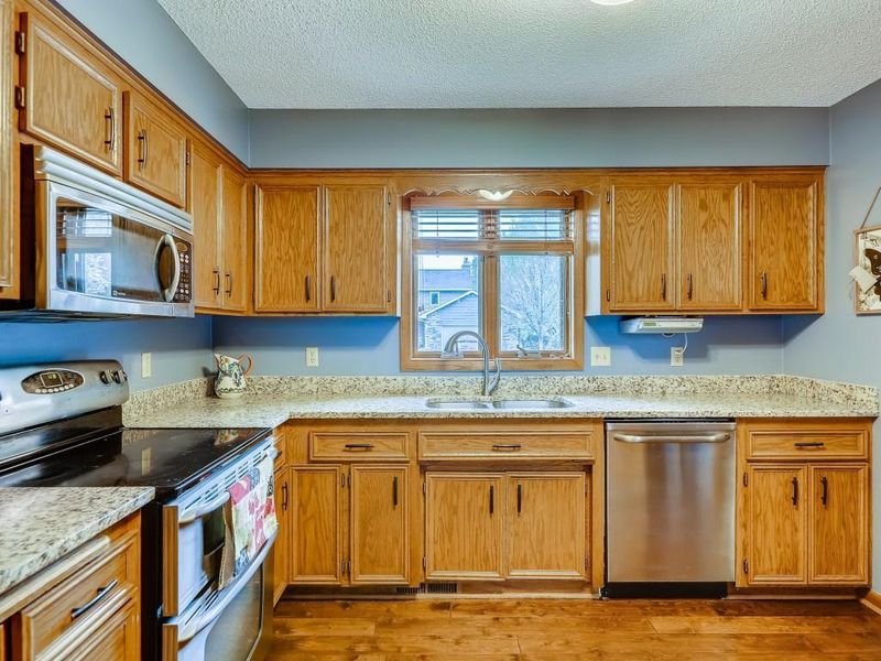 10634 Lee Dr, Eden Prairie, MN 55347