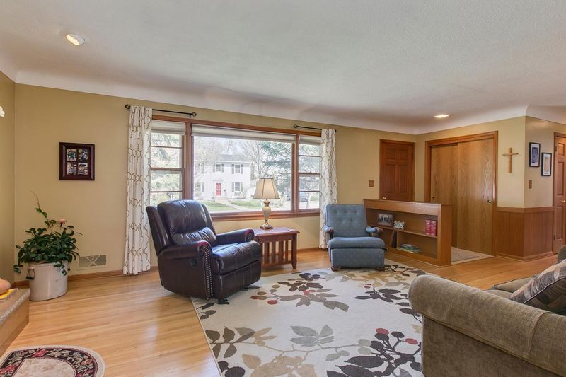 716 Iowa Ave E, Saint Paul, MN 55106