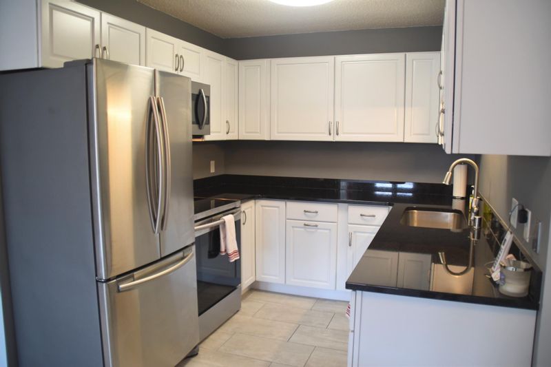 350 Oakwood Dr #2, New Brighton, MN 55112