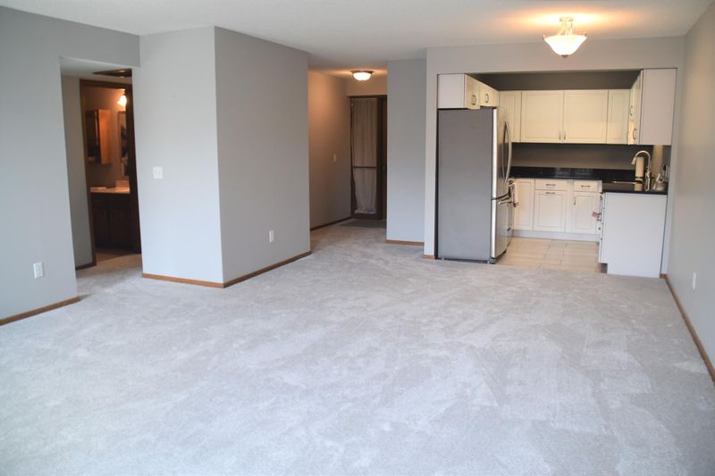 350 Oakwood Dr #2, New Brighton, MN 55112