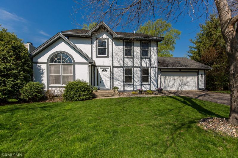 17530 Pavelka Dr, Eden Prairie, MN 55346