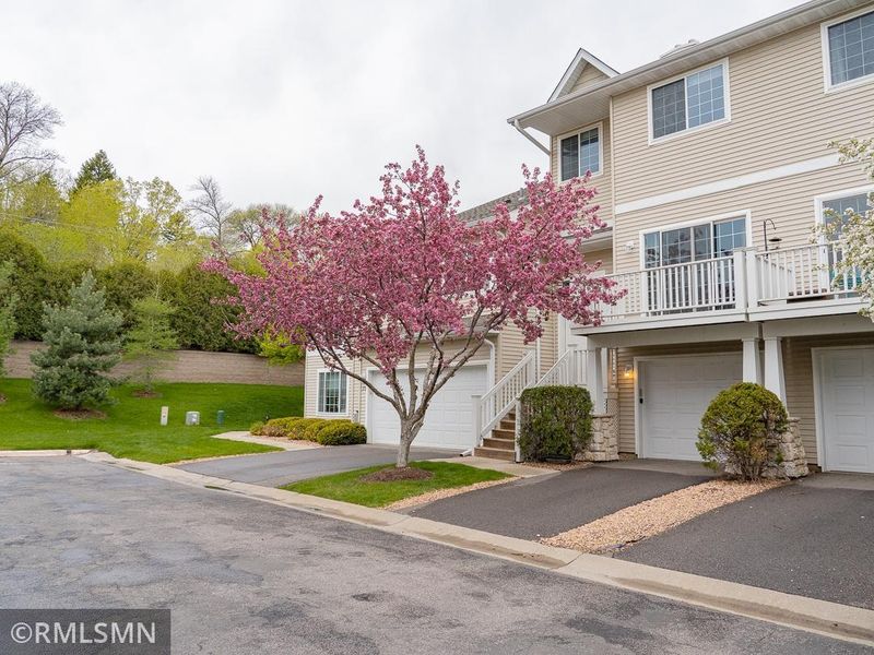 376 Willoughby Way W, Minnetonka, MN 55305