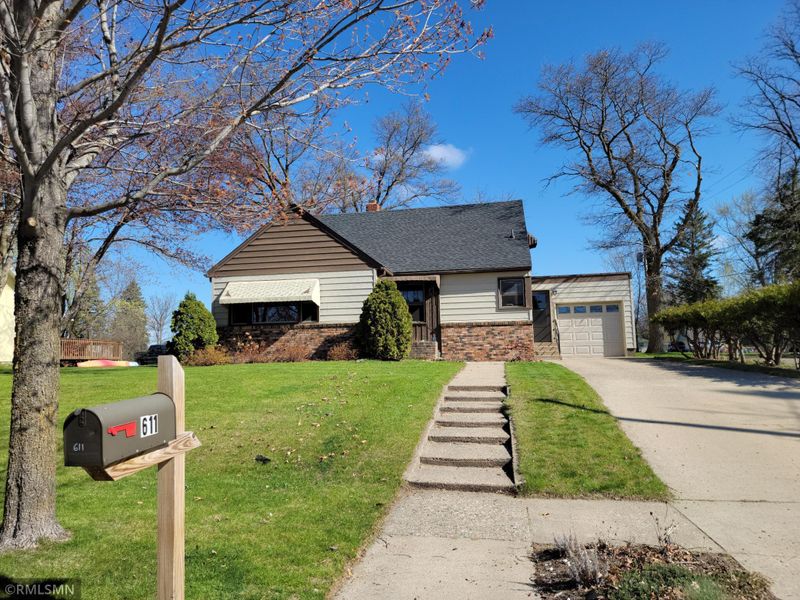 611 Summit Ave NE, Staples, MN 56479