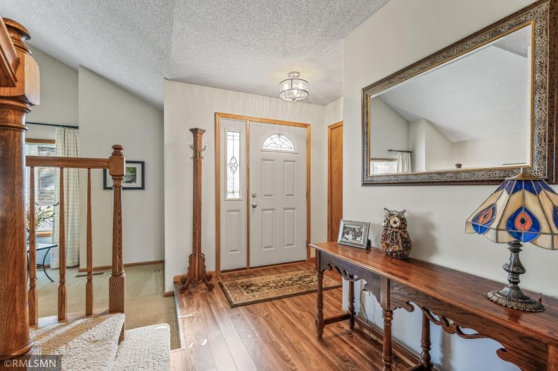 430 Wedgewood Dr, Mahtomedi, MN 55115