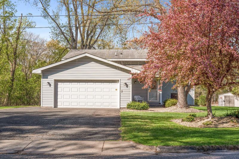 2242 Grospoint Ave N, Oakdale, MN 55128