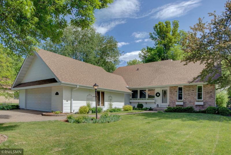 9146 Fox Run Cir, Eden Prairie, MN 55347