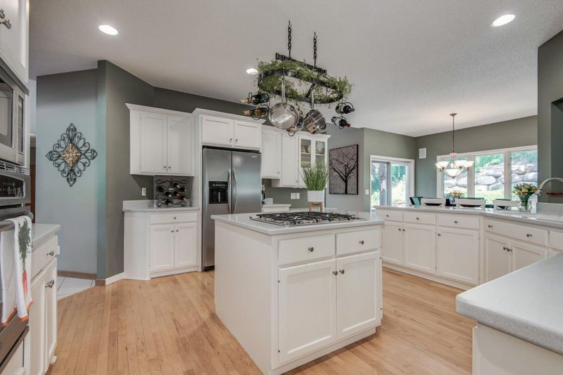 5559 Bristol Ln, Minnetonka, MN 55343