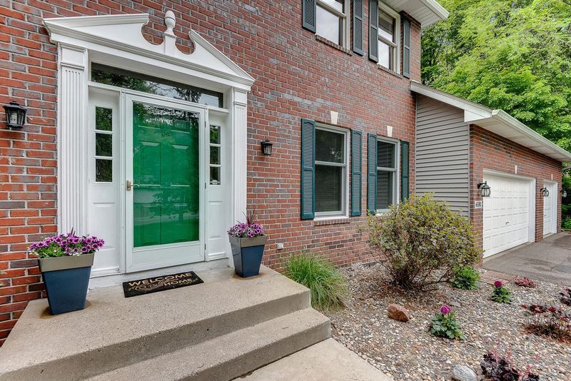 6581 Nez Perce Dr, Chanhassen, MN 55317