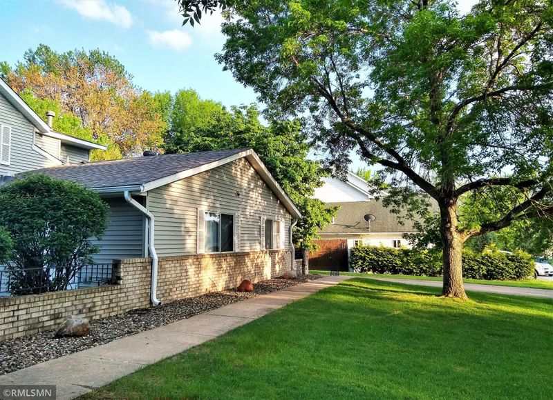 1573 Helmo Ave N, Oakdale, MN 55128