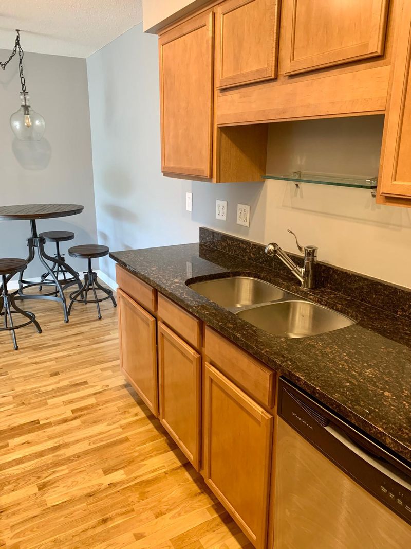 2727 W 43rd St #405, Minneapolis, MN 55410