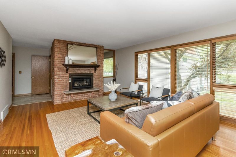 516 Driftwood Rd, New Brighton, MN 55112