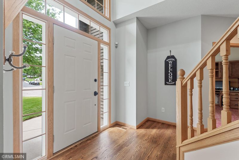 516 Eastwood Ct, Eagan, MN 55123