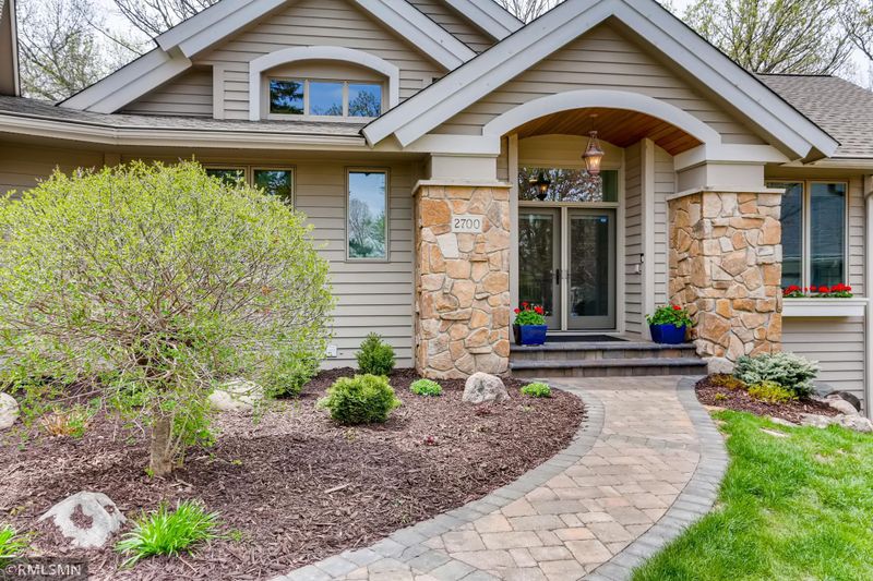2700 Ashbourne Rd, Wayzata, MN 55391