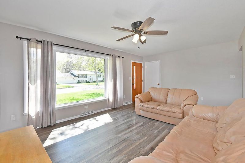 816 Valley View Rd, Faribault, MN 55021