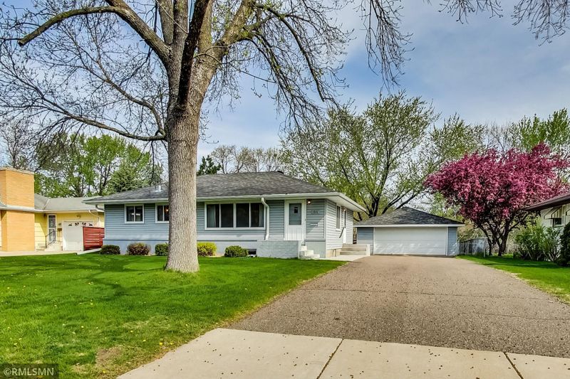 3800 Commodore Dr, Brooklyn Center, MN 55429