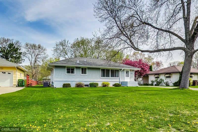 3800 Commodore Dr, Brooklyn Center, MN 55429