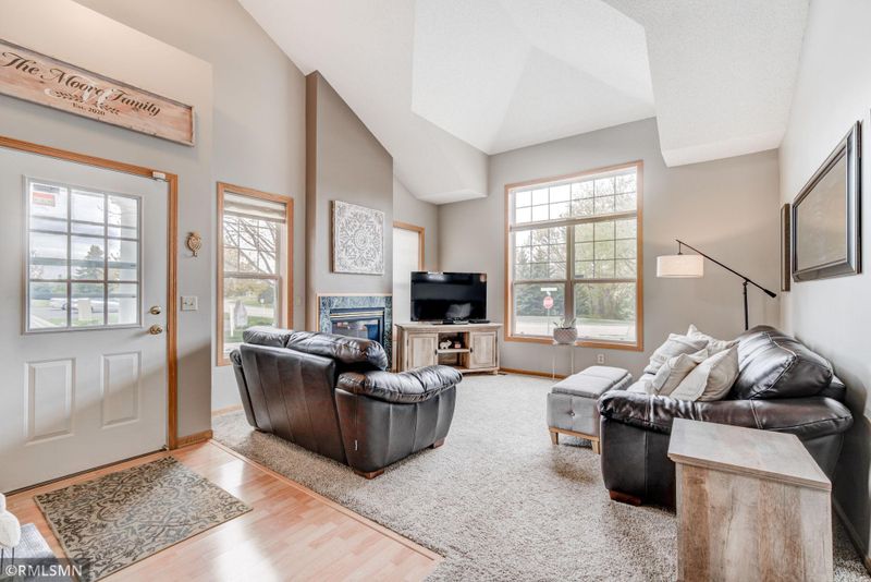 460 Hickory Ln N, Oakdale, MN 55128