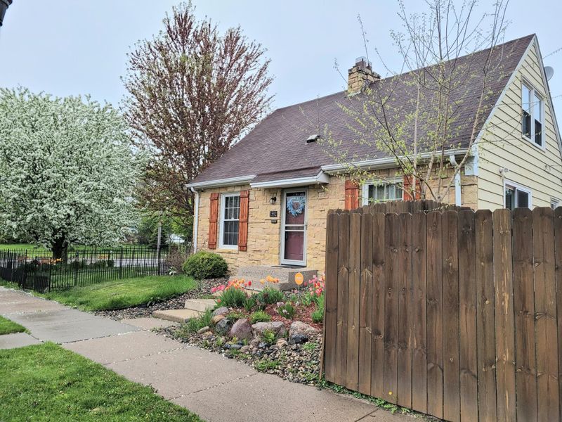 1592 Edgerton St, Saint Paul, MN 55130