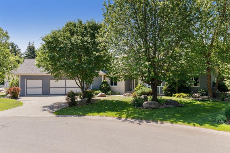 10042 Powers Lake Cir, Woodbury, MN 55129