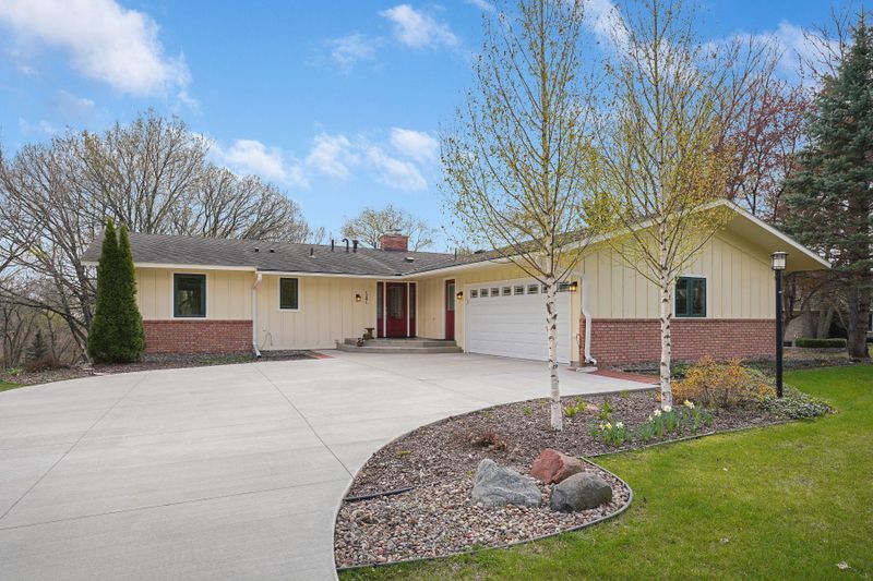 1281 Southview Dr, Hastings, MN 55033