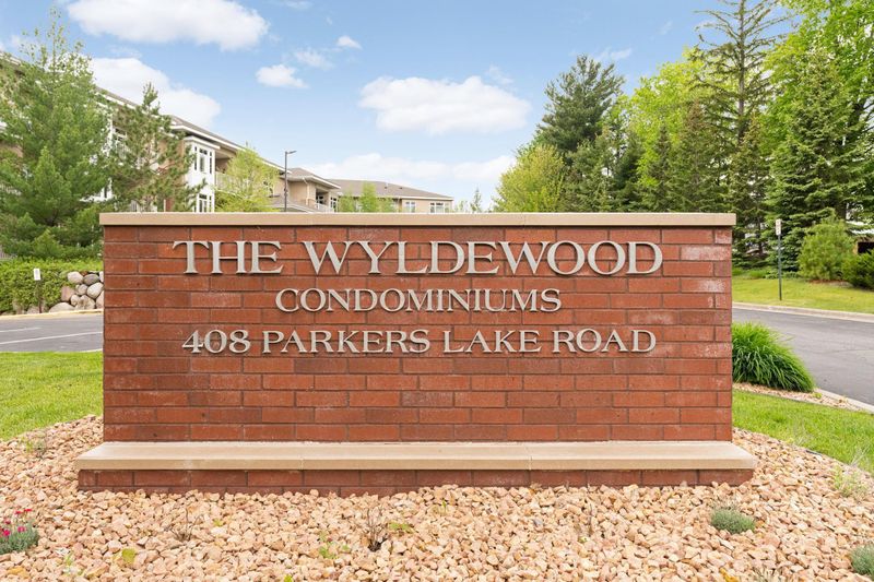 408 Parkers Lake Rd #212, Wayzata, MN 55391
