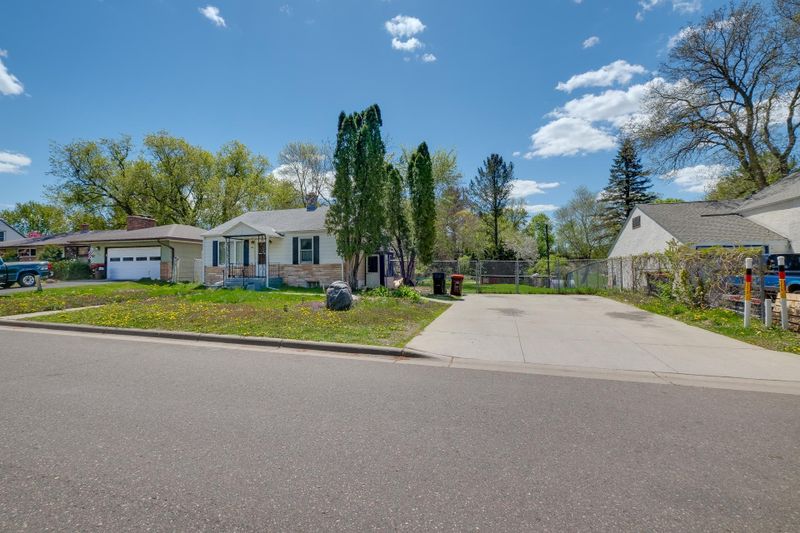 1160 Lealand Rd E, Maplewood, MN 55109
