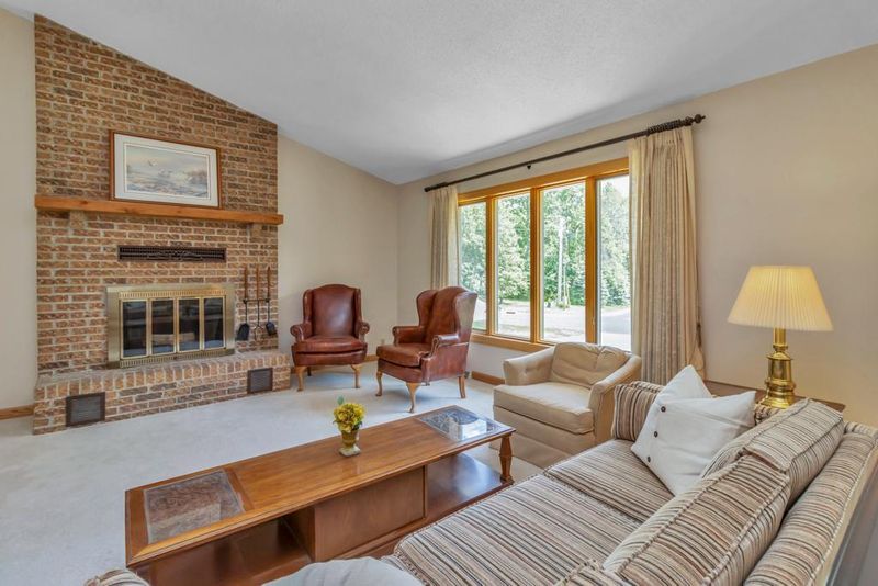 613 S Greenleaf Dr, Eagan, MN 55123