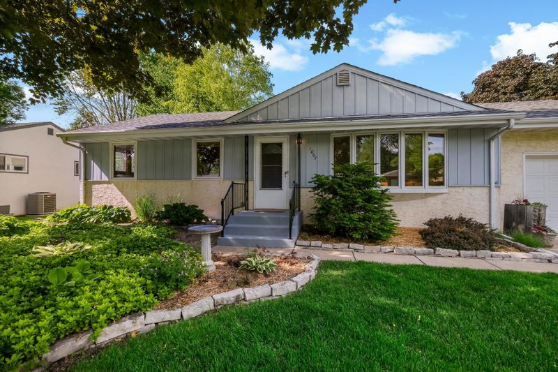 1007 Edgewater Ave, Shoreview, MN 55126