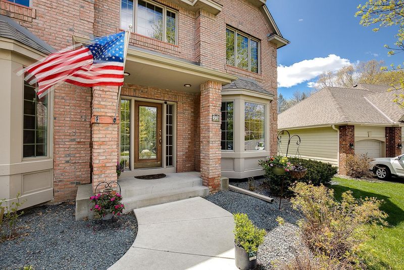 570 Hawthorne Woods Dr, Eagan, MN 55123