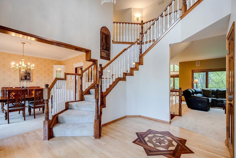 570 Hawthorne Woods Dr, Eagan, MN 55123