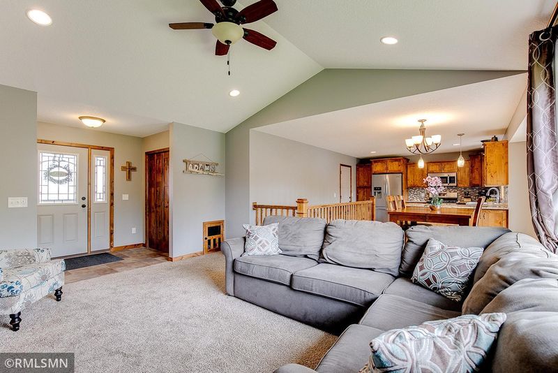 727 Taft Loop S, Cambridge, MN 55008