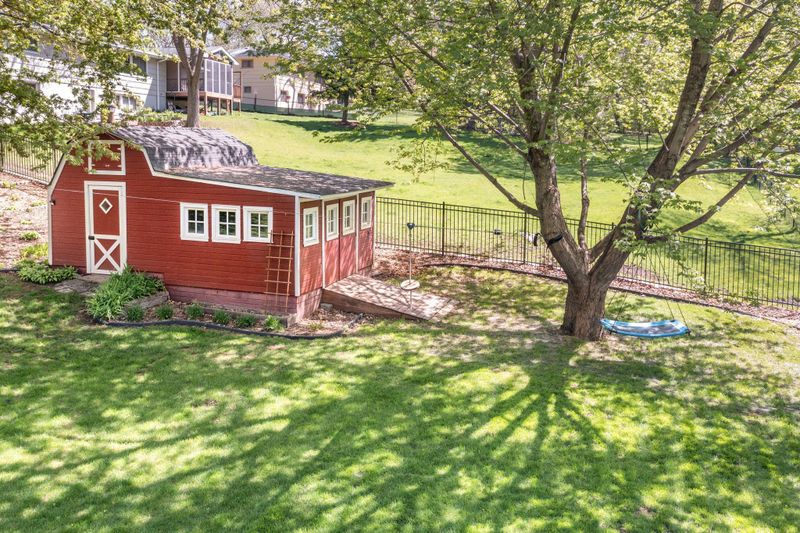 19285 Shady Hills Rd, Excelsior, MN 55331