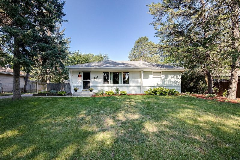 2839 Griggs St N, Roseville, MN 55113