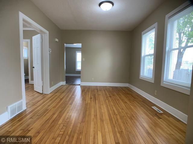 857 6th St E, Saint Paul, MN 55106