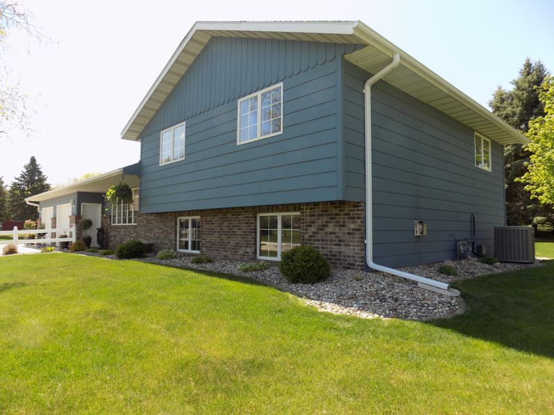 1530 Southview Ct, Fairmont, MN 56031