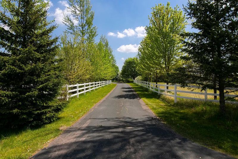 2692 Becker Rd, Maple Plain, MN 55359