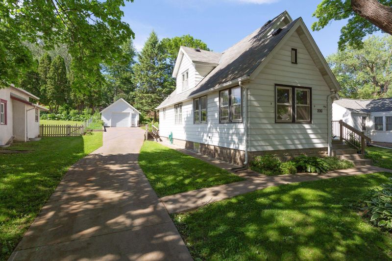 2061 Reaney Ave E, Saint Paul, MN 55119