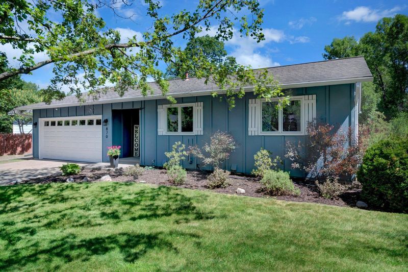 870 Nez Perce Ct, Chanhassen, MN 55317