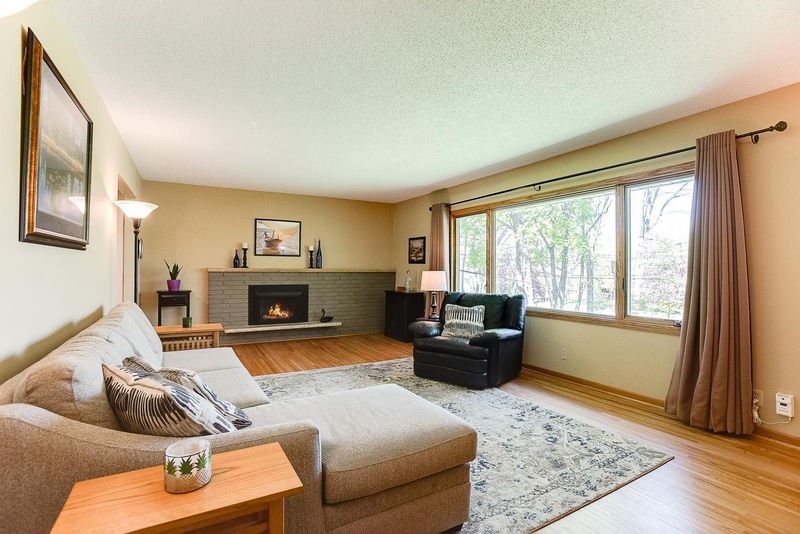 6647 Canterbury Ln, Eden Prairie, MN 55346