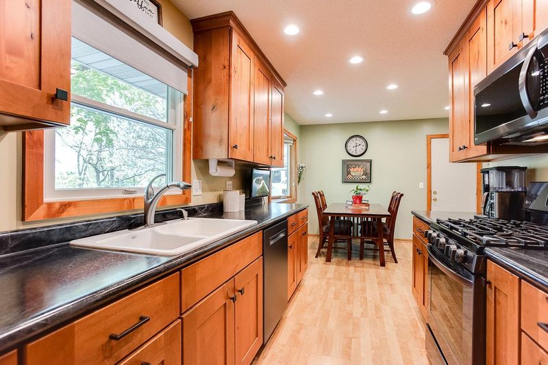 6647 Canterbury Ln, Eden Prairie, MN 55346