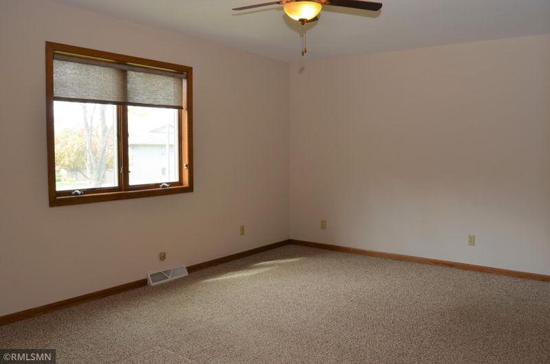 1818 Crestview Ct, Red Wing, MN 55066