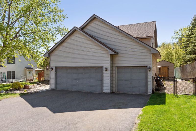 7063 44th St N, Oakdale, MN 55128