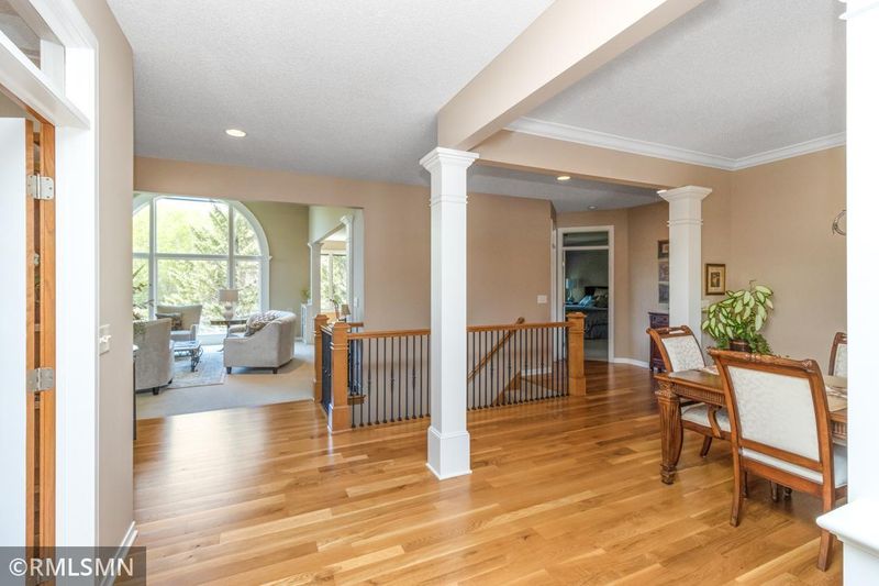 5 Hawthorne Ct, North Oaks, MN 55127