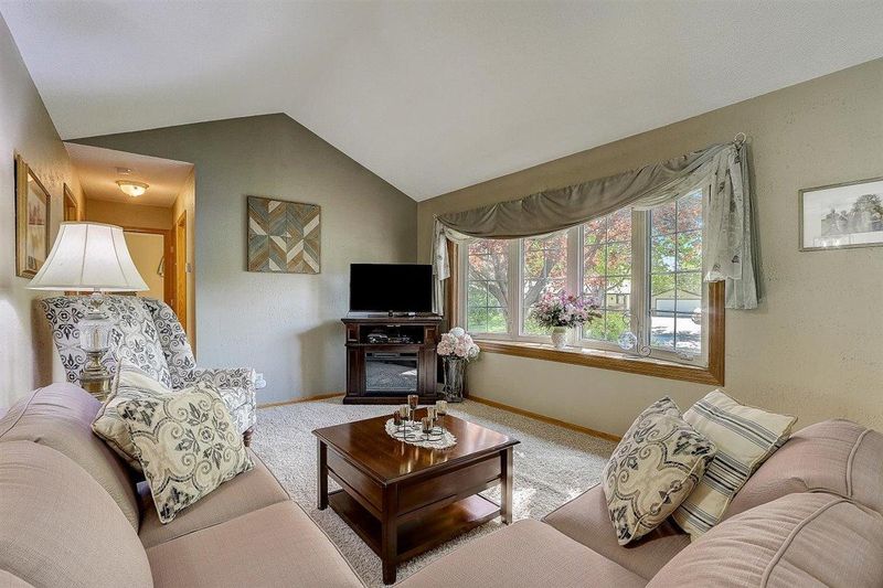 9225 Yucca Ln N, Maple Grove, MN 55369