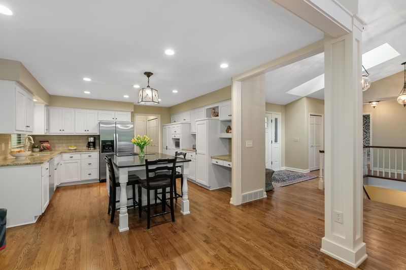 18755 Minnetonka Blvd, Wayzata, MN 55391
