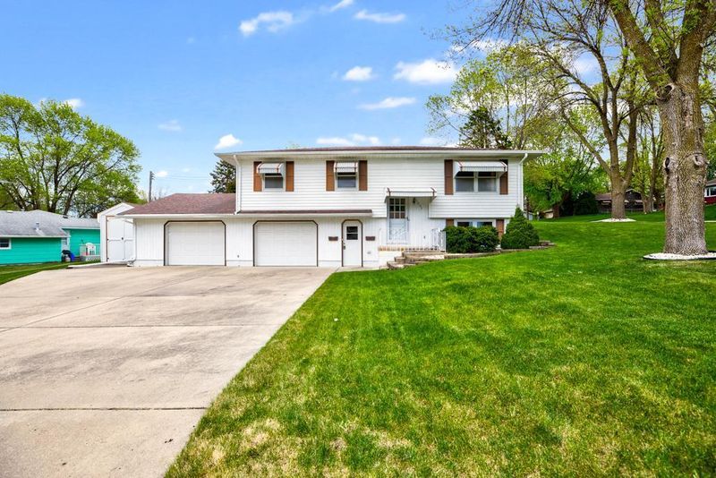 1057 Westwood Dr, Faribault, MN 55021